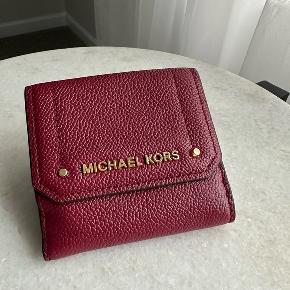 NWT Michael Kors Hayes Trifold Wallet - Picture 1 of 6